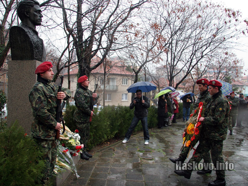 Поднасяне на венци и цветя пред паметника на Васил Левски