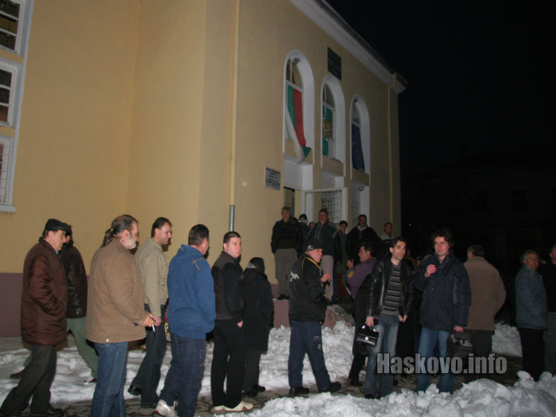 Хората от селото пристигат на събранието