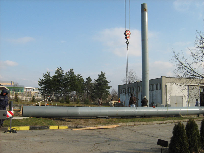 Части от пилоните бяха монтирани преди дни