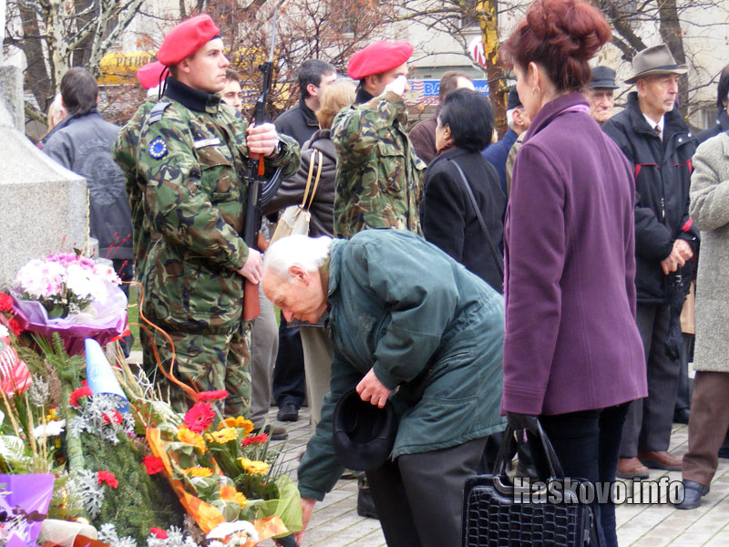 Граждани поднесоха цветя Граждани поднесоха цветя