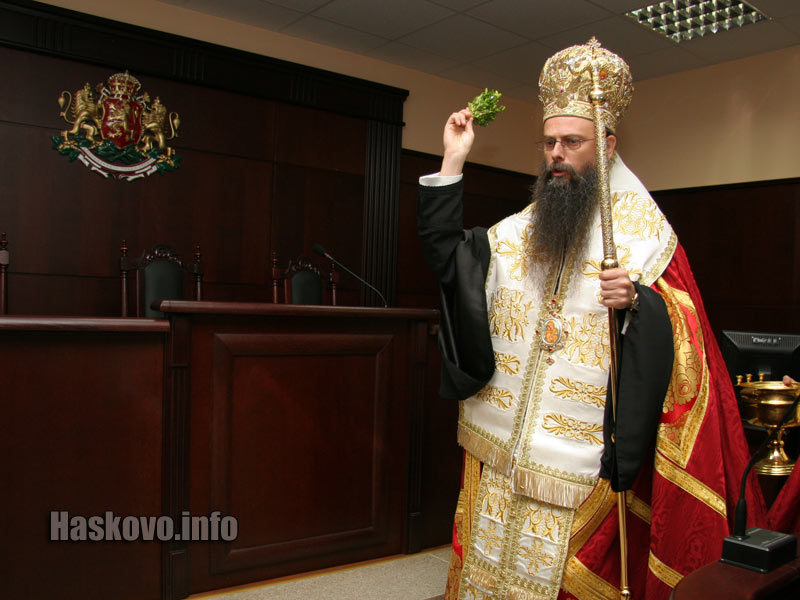 Отец Николай освети новата сграда на съда