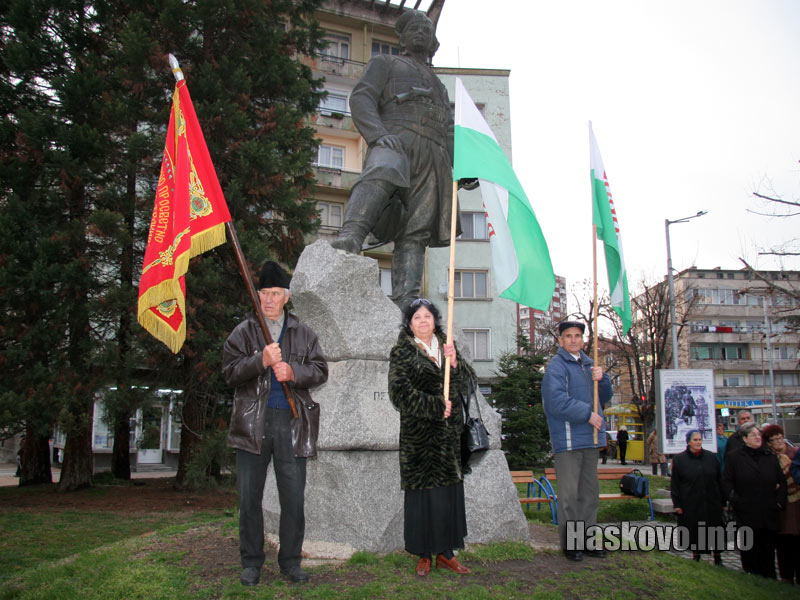 Пред паметника на Капитан Петко Войвода Пред паметника на Капитан Петко Войвода