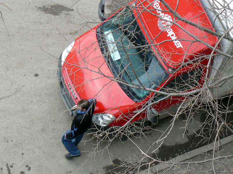 Шофьорът и камиона на Техномаркет Шофьорът и камиона на Техномаркет