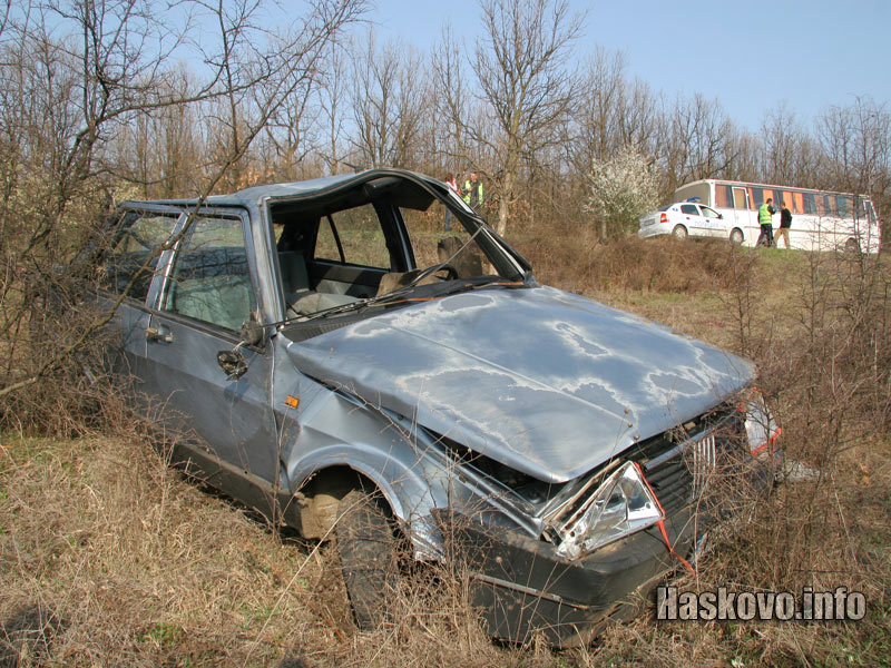 Излетялата от пътя кола