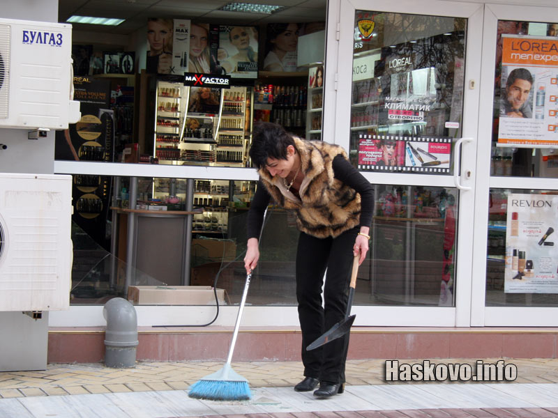 Счупените стъкла на магазина Счупените стъкла на магазина