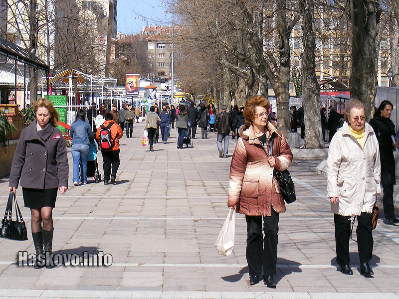 Топлото време изкара хората по улиците на Хасково