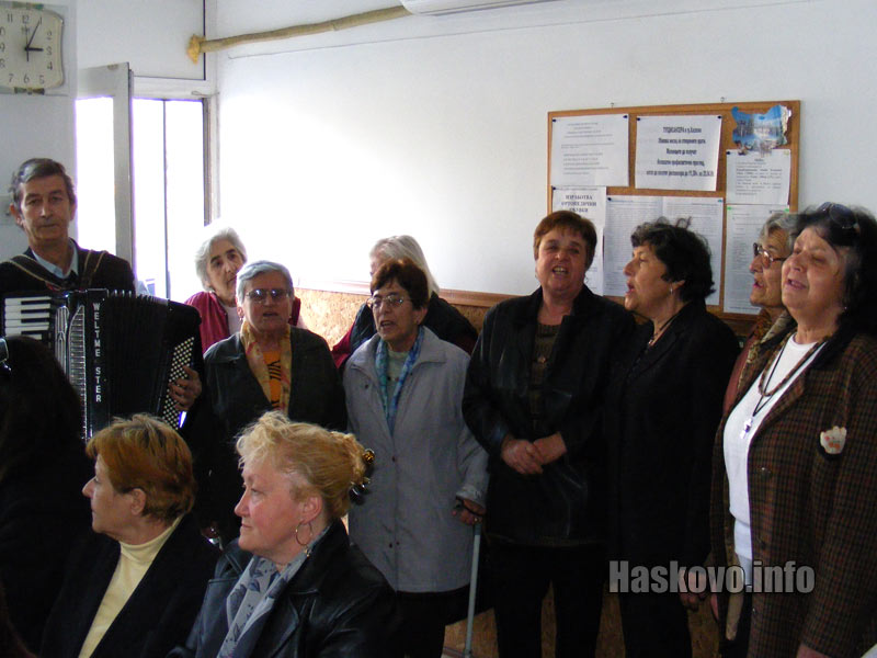 Певческата група изпълни песен за Масларова