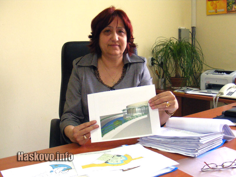 Нели Станева показва проекта за клетката на крокодила