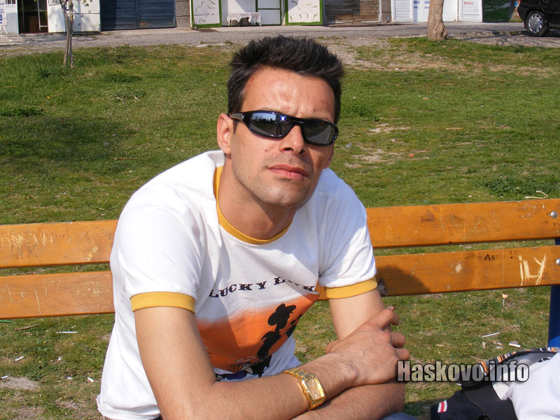 Станислав изгасил колата с пожарогасител от близката книжарница