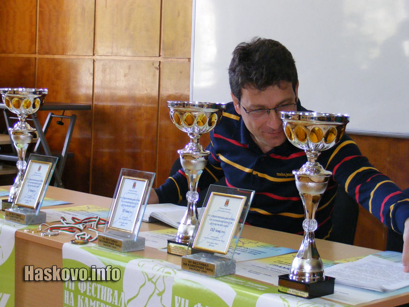 Директорът на Младежки център Деян Янев показа купите