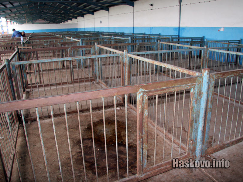 Повечето клетки на пазара са празни