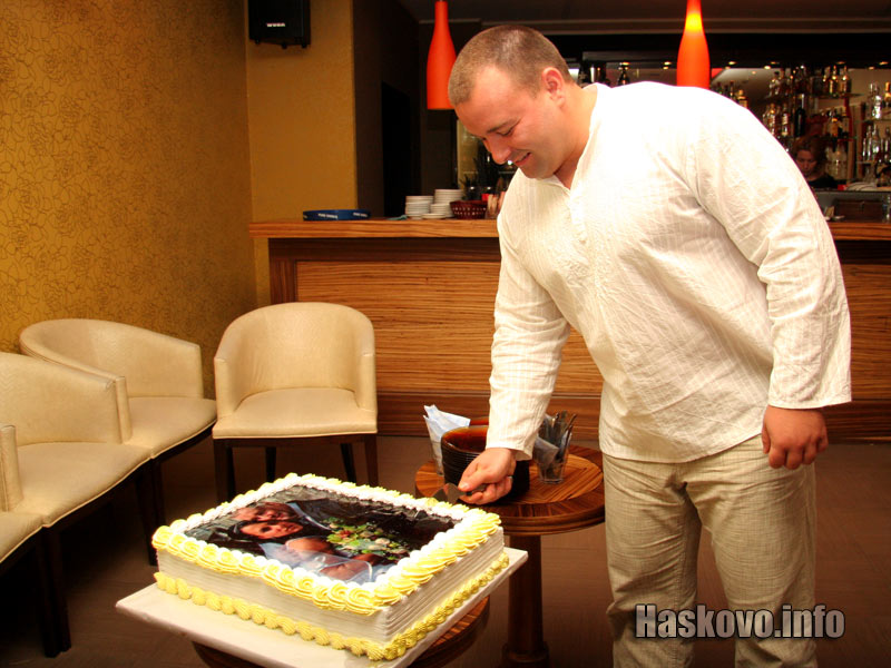 Тортата за почерпката беше с ликовете на младоженците