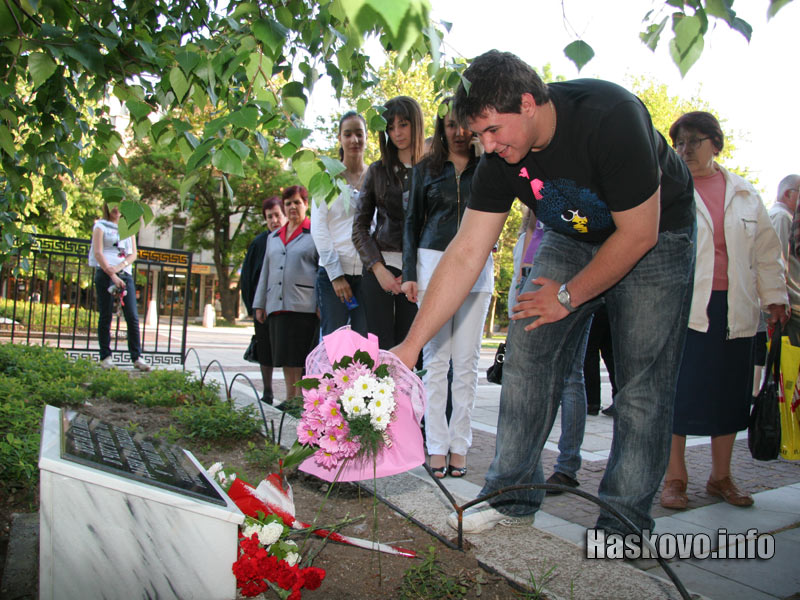 Цветя пред дървото