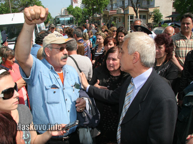 От общината опитаха да обяснят, че масите са незаконни, но търговците не искаха да ги чуят