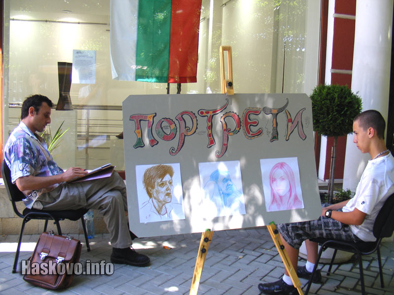 Божидар Петков рисува портрети пред галерията