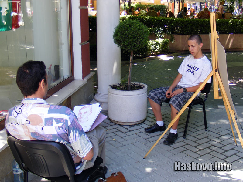 Божидар Петков рисува портрети пред галерията