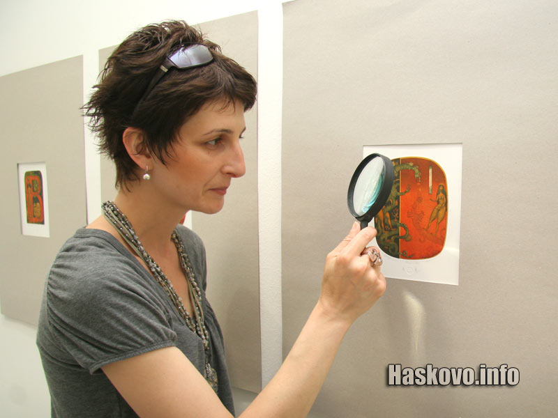 Мария Делчева демонстрира как се гледат картините