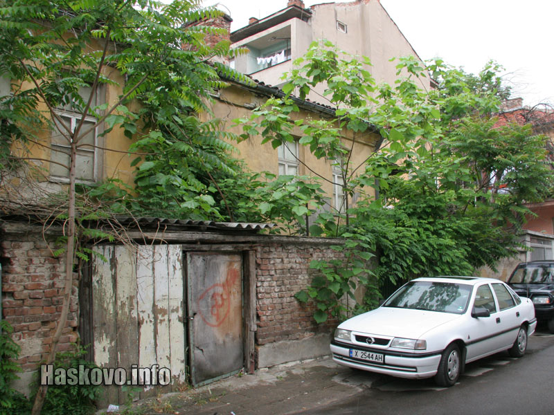 Имотът е на ул. Княз Богориди 8А