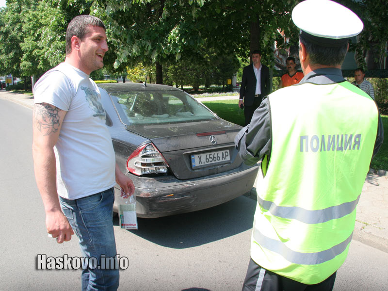 Полицаите снимаха Мерцедеса Полицаите снимаха Мерцедеса
