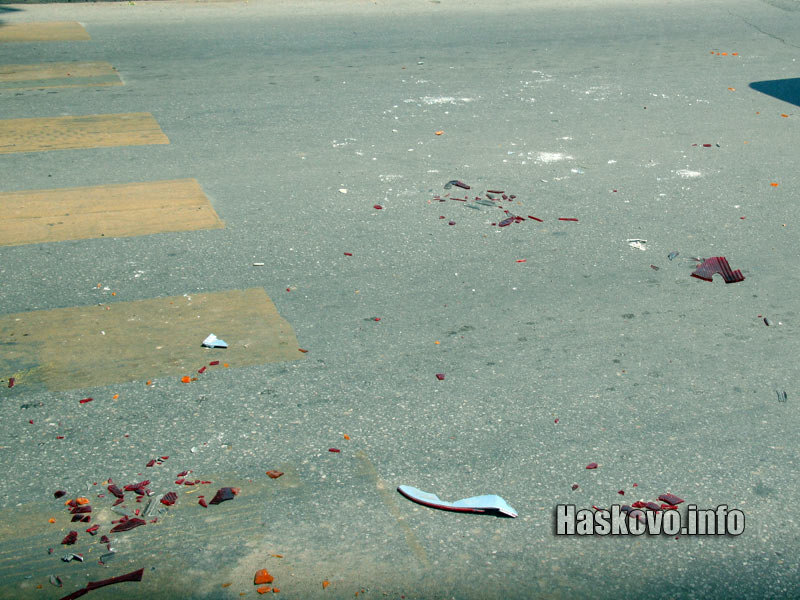 Платното бе осеяно със стъкла Платното бе осеяно със стъкла