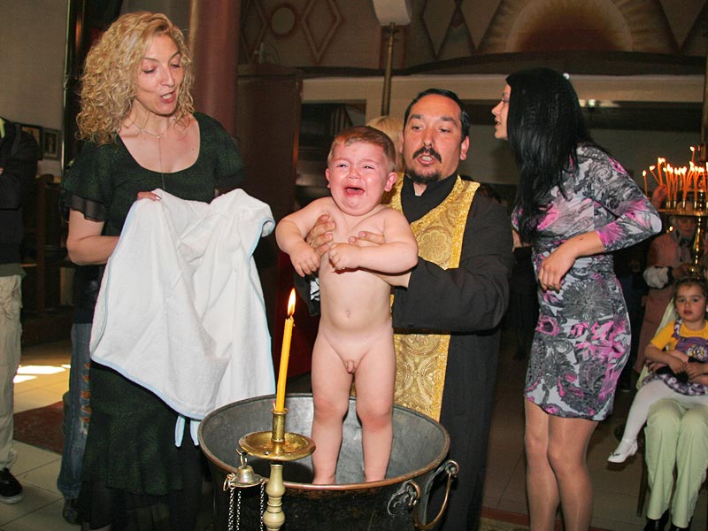 Отец Митко кръщава малкия Георги 