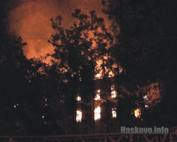 Горящият склад