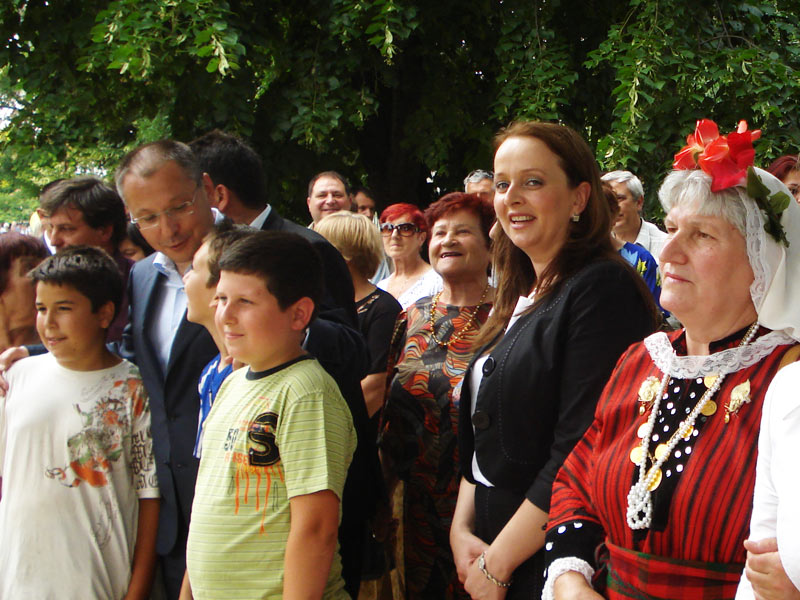 Райна Йовчева и Сергей Станишев сред хората в Горски Извор