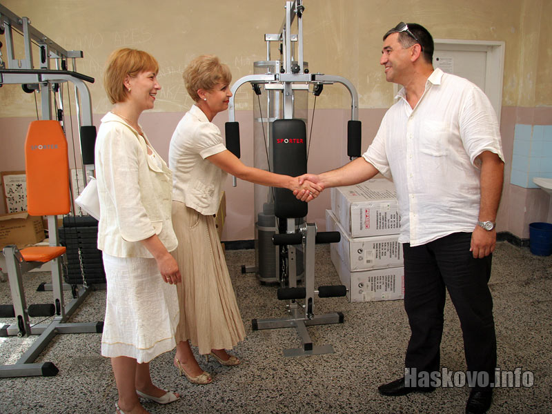 Директорките на двете училища благодарят на Георги Ников