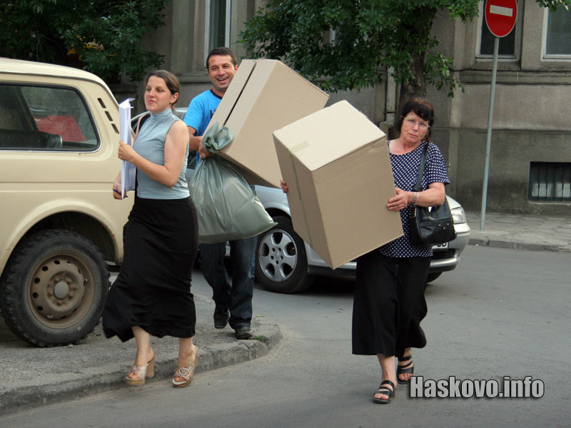 Членове на СИК носят бюлетините в РИК