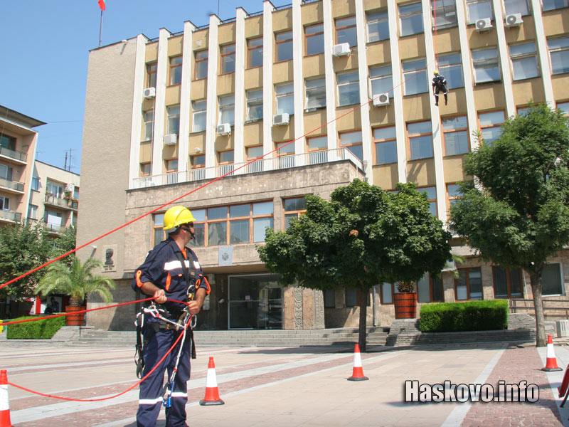 Спасителите се покатериха на сградата на областна администрация