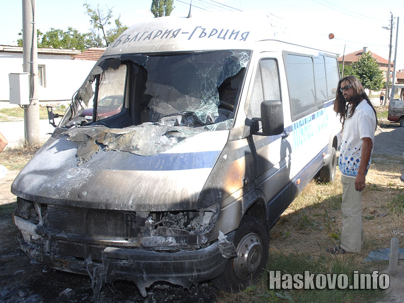 Мишо Христов оглежда изгорелия мерцедес