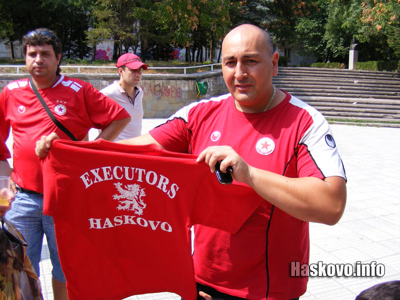 Червените фенове