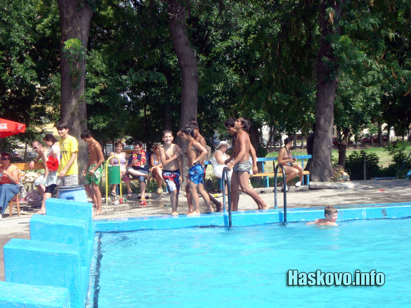 Хаус парти на басейн Химик