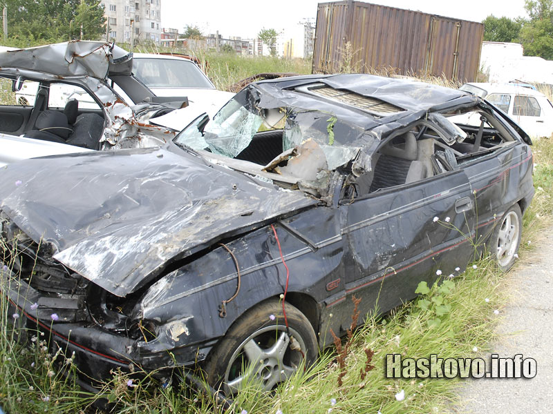 Смачканата при удара кола