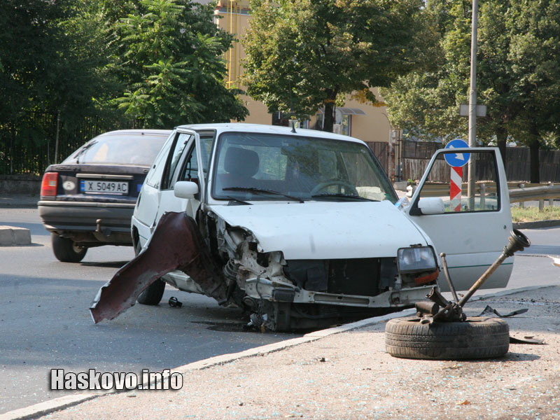 Ударилата се в стълбовете кола