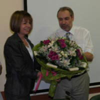 Иван Панайотов дава букета на министър Йорданка Фандъкова