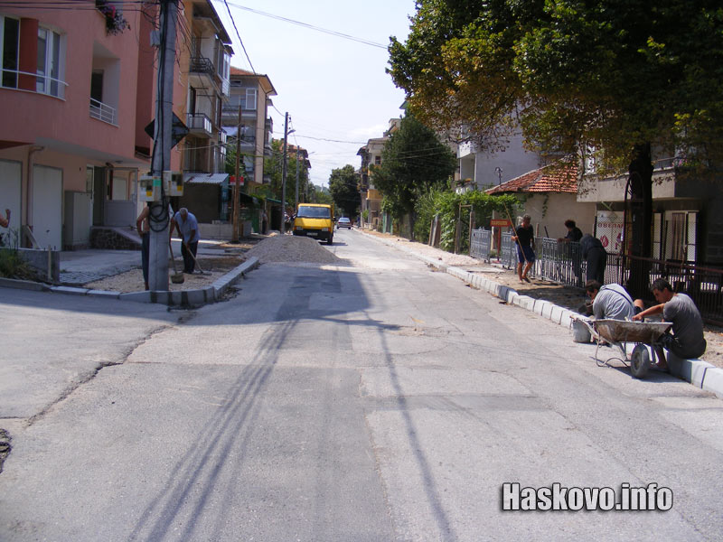 Ремонтът на тротоарите по Бузлуджа