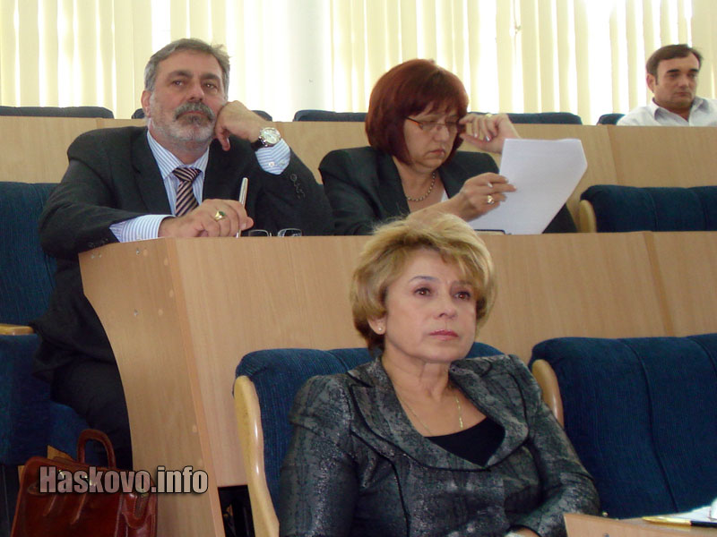 Георги Иванов, Нели Станева, Емилия Масларова- долу