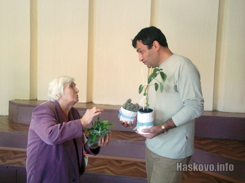 Марийка Кротнева подарява Любовно око на Петър Дялков