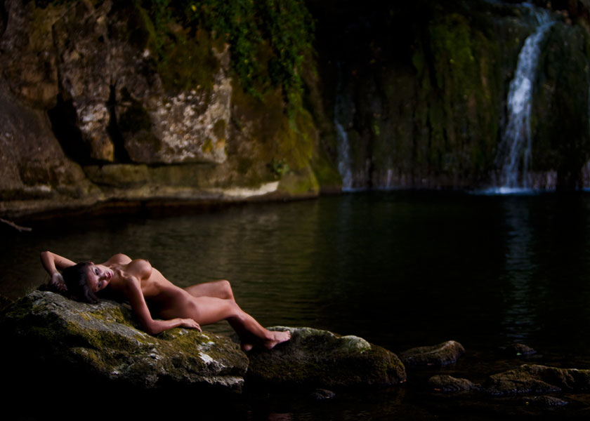 Таня Константинова позира пред Жоро Колев