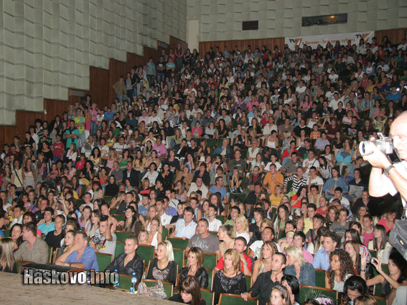 Залата на читалището бе пълна