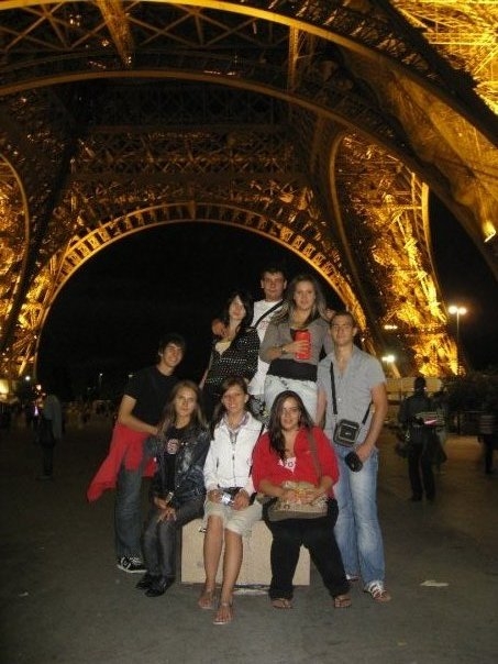 Българските младежи пред Айфеловата кула