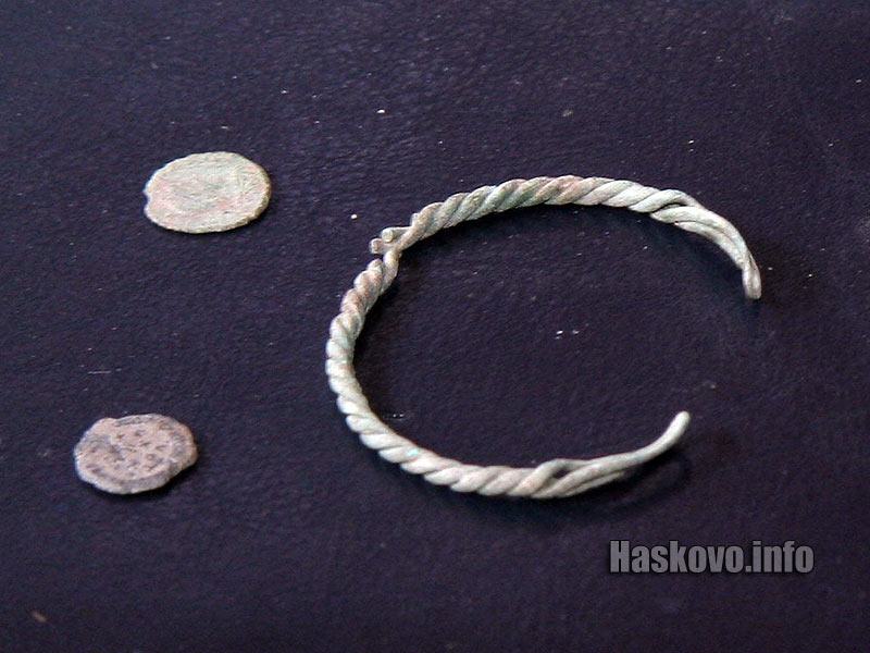 Двете монети и гривната