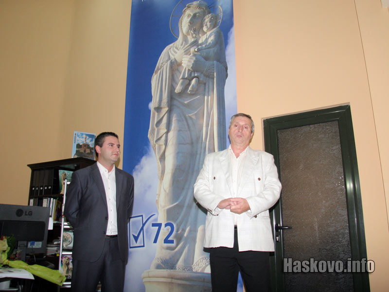 Венцислав Удев (вдясно) връчи сертификата на директора на Туристическия- информационен център Красимир Пилев