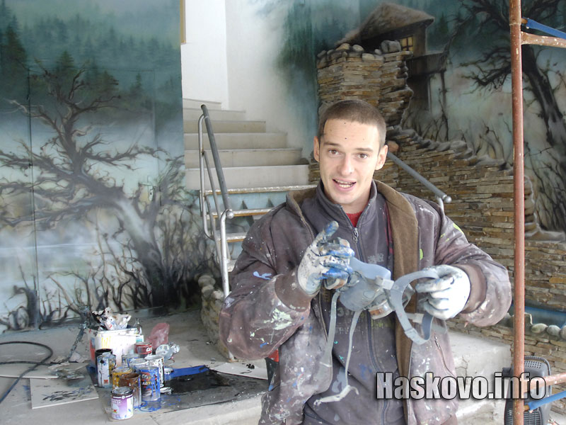 Деян Костов