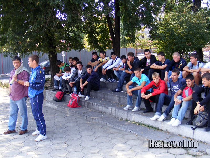 Юношите напразно чакаха автобуса