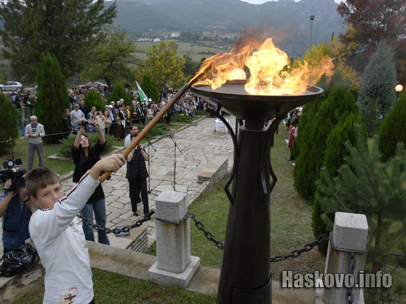 Паленето на огъня пред мемориала в Маджарово