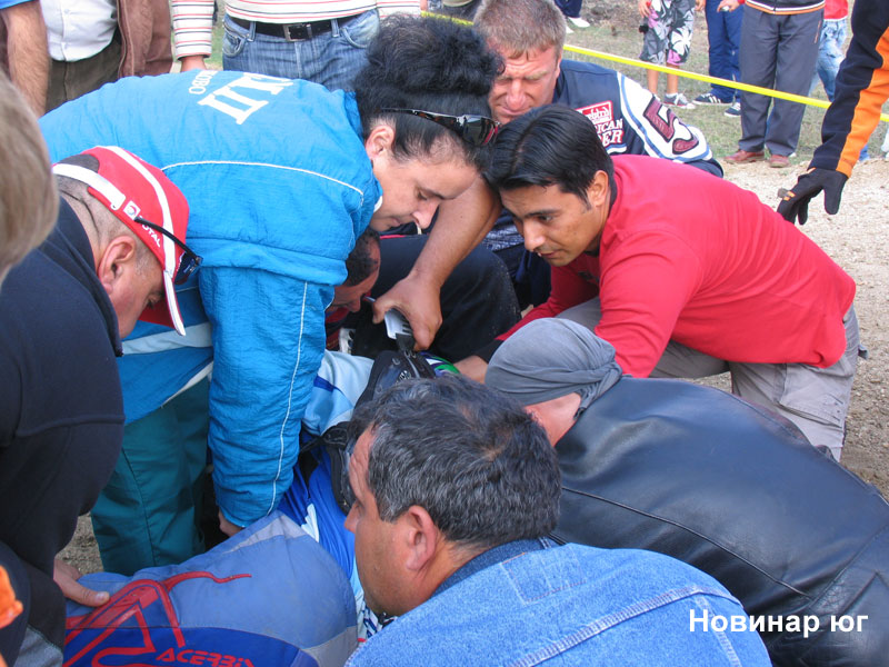 Близки се събраха около Въчо след падането Близки се събраха около Въчо след падането