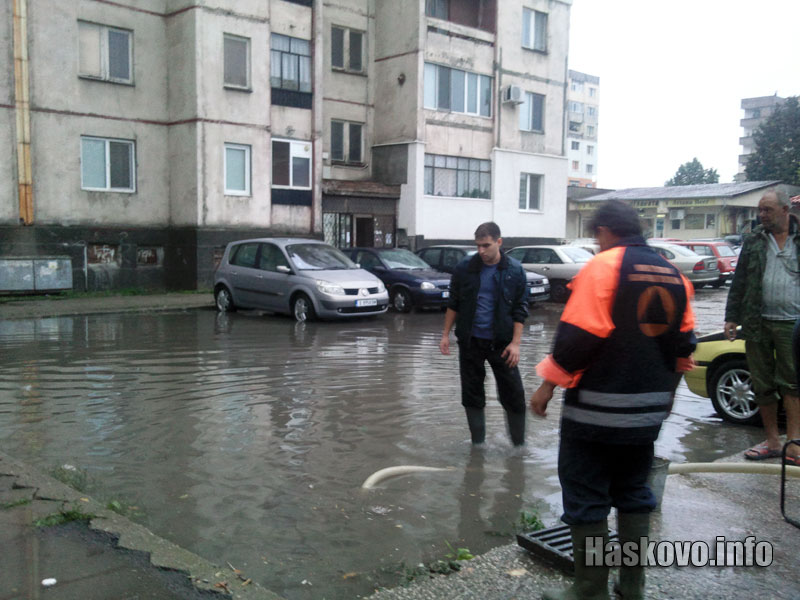 Паркингът пред блокът на Ком 4