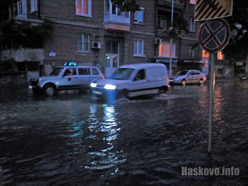 Водата снигаше почти до средата на гумите на автомобилите